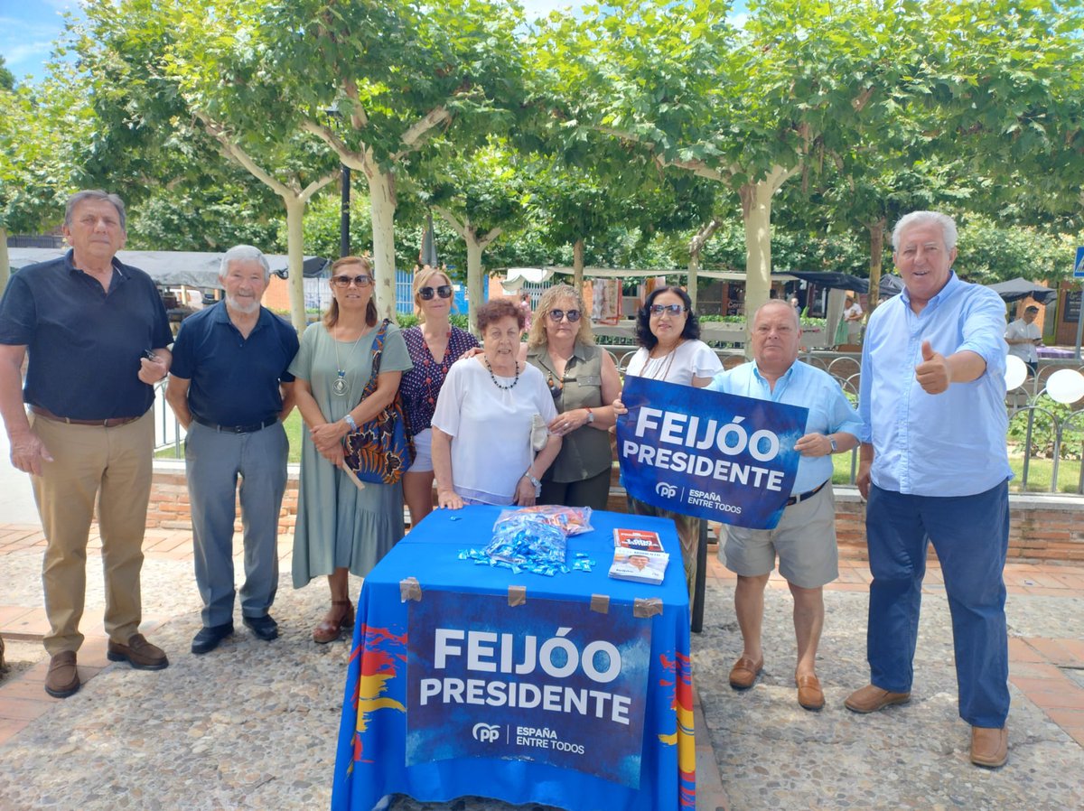 PPSLN's tweet photo. Momento @NunezFeijoo en 💙🤍💙 #SevillalaNueva 
Mesa informativa ayer en la Plaza de Sevilla,  y paseo por nuestro tradicional mercadillo🤝
🇪🇸 España necesita moderación, responsabilidad y gestión…es el
Momento de @NunezFeijoo ‼️
@ppopular @ppmadrid @asensiomar https://t.co/AarH9i8XNl