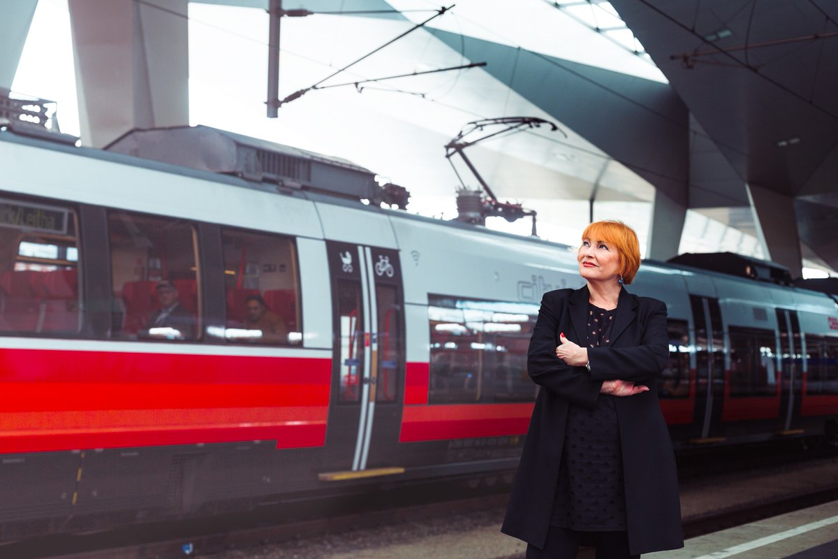 Die Stimme der ÖBB wird 80! ❤ Ob Bahnsteig, Mobilbox oder Zugdurchsage: Chris Lohner ist seit fast 45 Jahren "unsere" Stimme. Sie hat jeweils 14.000 Sätze auf Englisch und Deutsch aufgenommen. Das reicht für die Ewigkeit.
Happy Birthday, <a href="/chrislohner1/">chris lohner</a>!💐
© ÖBB / Richard Lürzer
