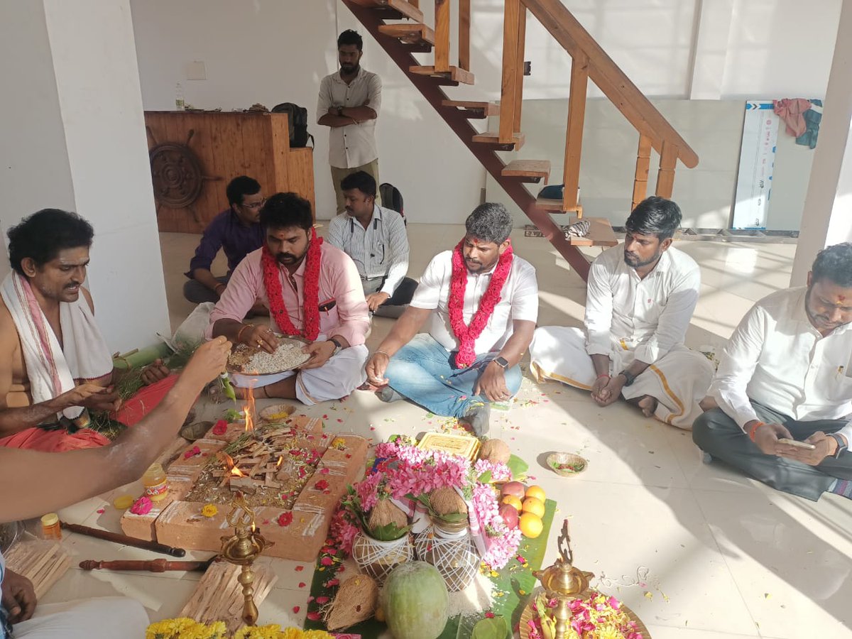 innokaiz_india's tweet photo. I-Shop Brand New 3rd Retail Showroom in #Thirumazhisai Ganapathy #Homam starts the ceremony by chanting Vedic mantras and invoking Lord Ganesha's presence.
@kaizensukumar https://t.co/TcUt1EkFrp