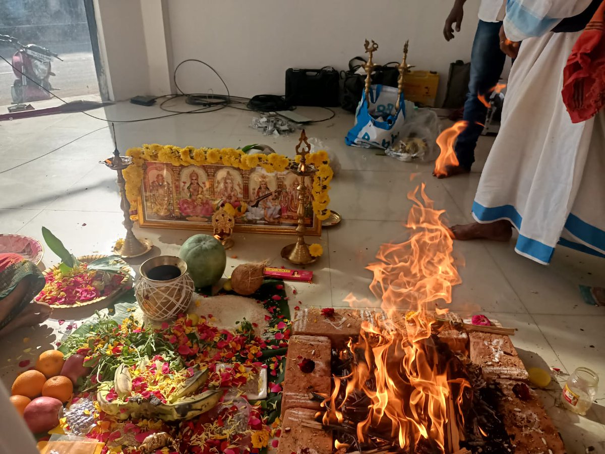 innokaiz_india's tweet photo. I-Shop Brand New 3rd Retail Showroom in #Thirumazhisai Ganapathy #Homam starts the ceremony by chanting Vedic mantras and invoking Lord Ganesha's presence.
@kaizensukumar https://t.co/TcUt1EkFrp