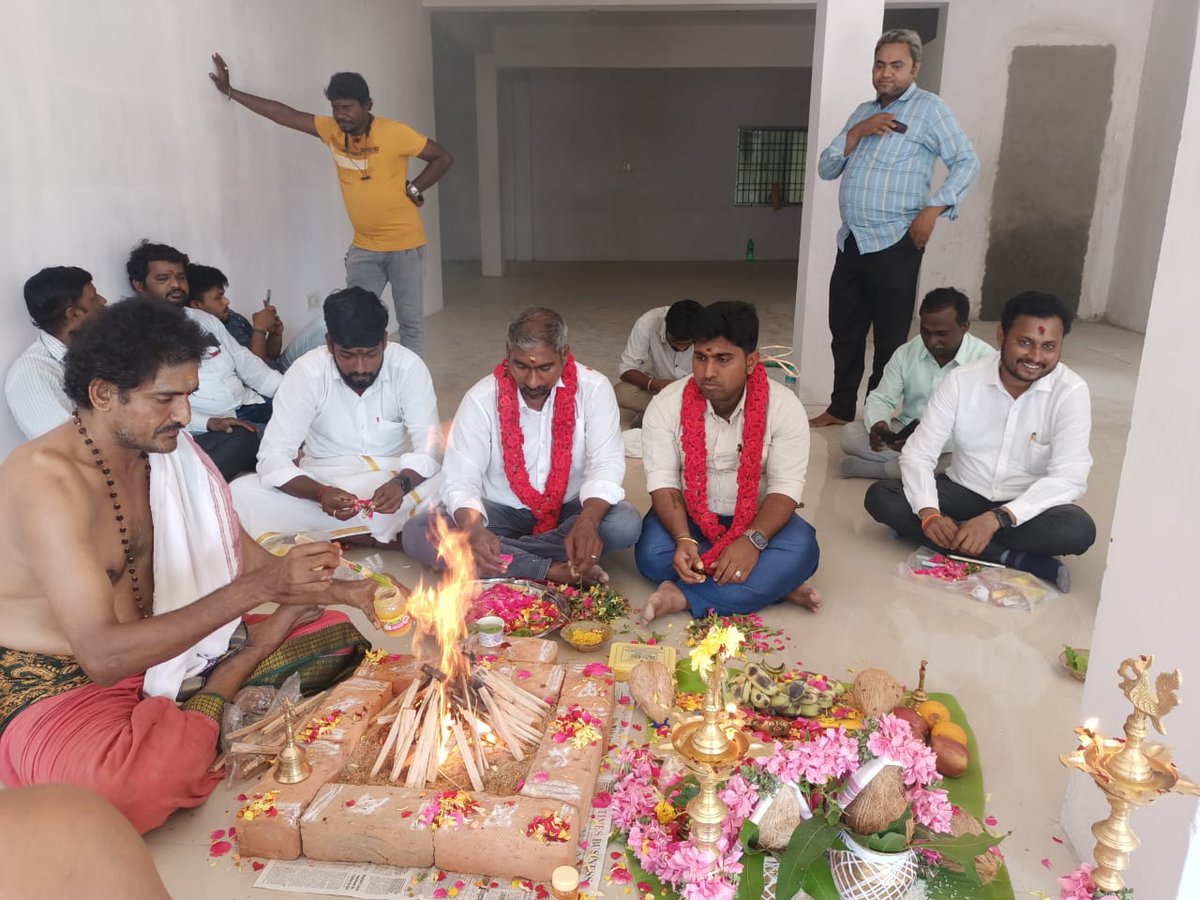 innokaiz_india's tweet photo. I-Shop Brand New 4th Retail Showroom in #karayanchavadi Ganapathy #Homam starts the ceremony by chanting Vedic mantras and invoking Lord Ganesha's presence.
@kaizensukumar https://t.co/9MpUUsXVGb