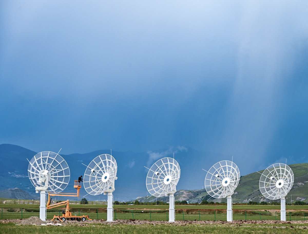 SichuanStyle's tweet photo. At the construction site of the Solar Radio Telescope (Meridian Project phase II) in Daocheng County, Ganzi Prefecture,  #Sichuan Province, a strike of lightning flashed across the sky. It has the world's largest solar telescope array, with solid functionalities.
#SichuanSC https://t.co/y4Lk3y1dzy