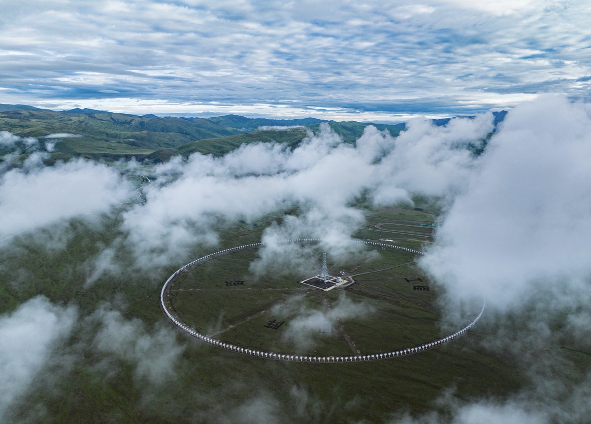 SichuanStyle's tweet photo. At the construction site of the Solar Radio Telescope (Meridian Project phase II) in Daocheng County, Ganzi Prefecture,  #Sichuan Province, a strike of lightning flashed across the sky. It has the world's largest solar telescope array, with solid functionalities.
#SichuanSC https://t.co/y4Lk3y1dzy