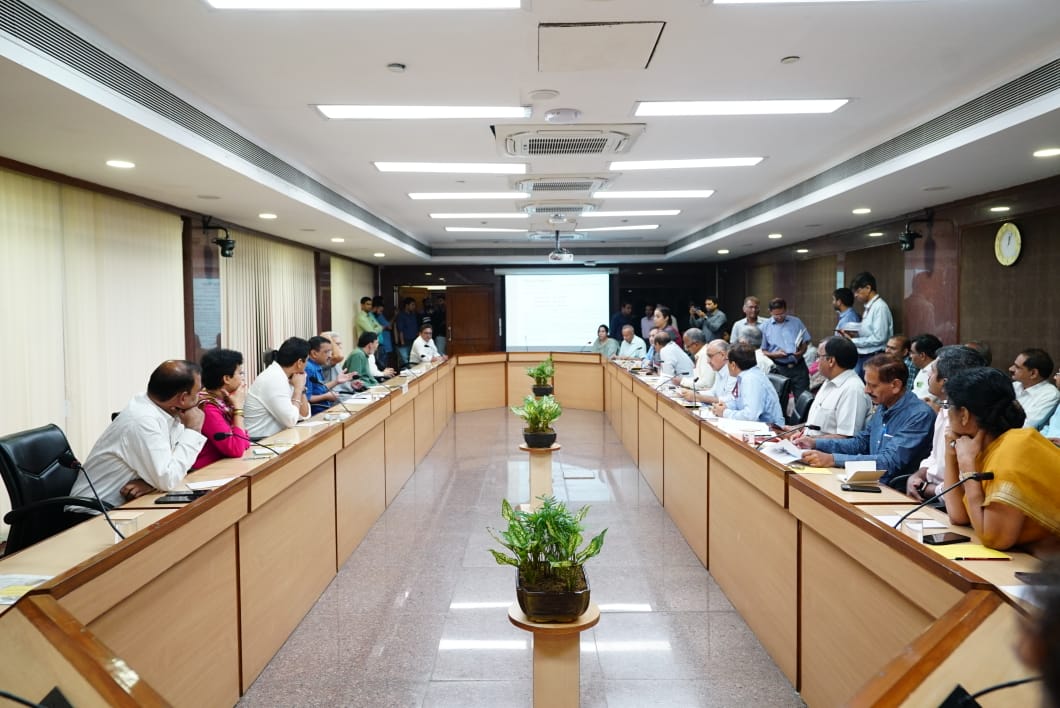 AamAadmiParty's tweet photo. CM @ArvindKejriwal chairs an emergency meeting at Delhi Secretariat with all the ministers of Delhi Govt. and Delhi Mayor @OberoiShelly on the situation in Delhi arising out of continuous rains.

He will address the media at 1 pm. https://t.co/zRIRCNAbRB