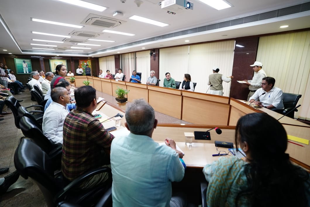 CM <a href="/ArvindKejriwal/">Arvind Kejriwal</a> chairs an emergency meeting at Delhi Secretariat with all the ministers of Delhi Govt. and Delhi Mayor <a href="/OberoiShelly/">Dr. Shelly Oberoi</a> on the situation in Delhi arising out of continuous rains.

He will address the media at 1 pm.