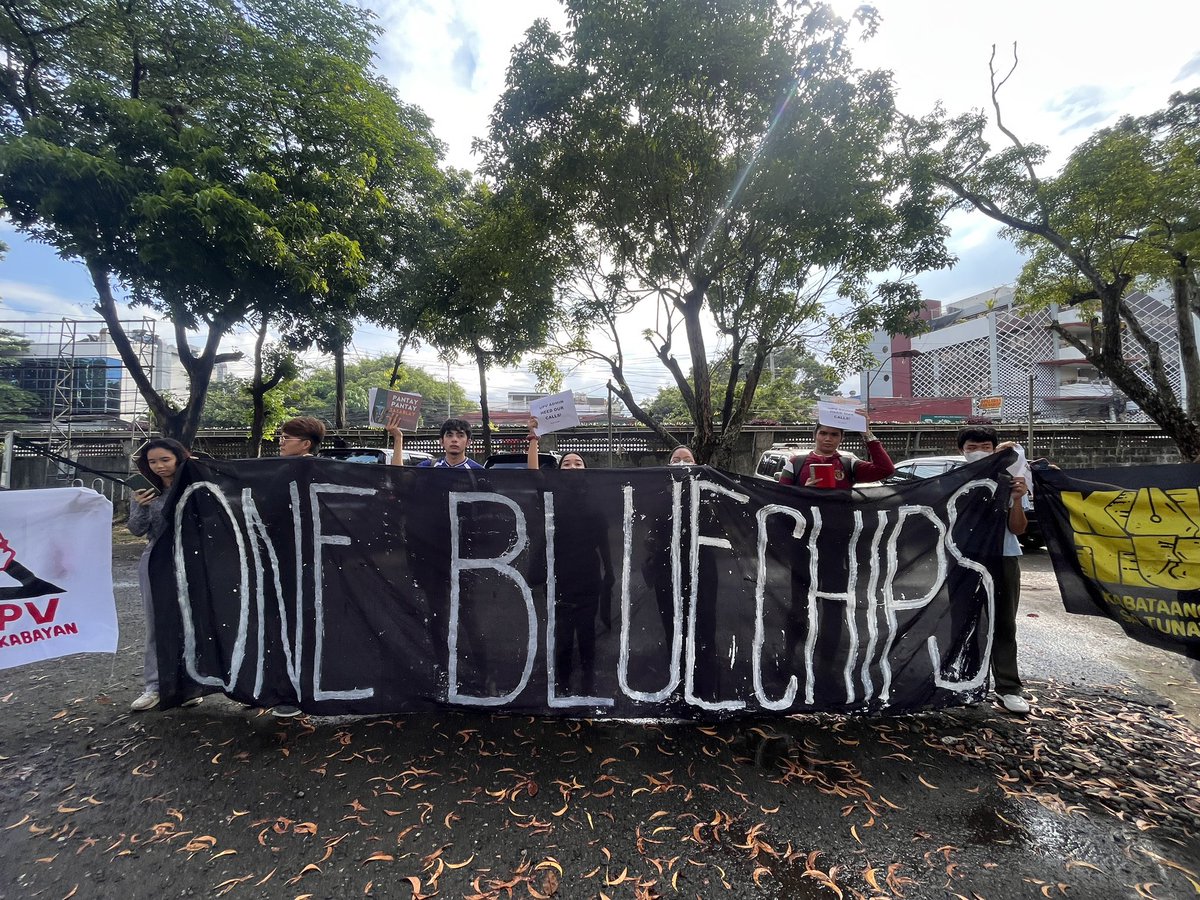 HAPPENING NOW: students from the different colleges of UPV held a picket protest to emphasize our calls regarding academic policies, graduation policies, and CM transfer while the University Officials hold a conference outside the Quezon Hall of UPV City Campus

#DoBetterUP