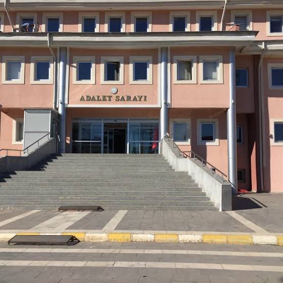 Dün Dedaş zulmünü protesto eden ve Urfa Mardin karayolunu trafiğe kapatan çiftçilerden 21’i gözaltına alınmıştı. Gözaltında olan ve  kötü muamele iddiası da olan çiftçilerimiz birazdan Viranşehir Adliyesine getirilecekler. Viranşehir adliyesi önünde yoğun güvenlik önlemi var ve