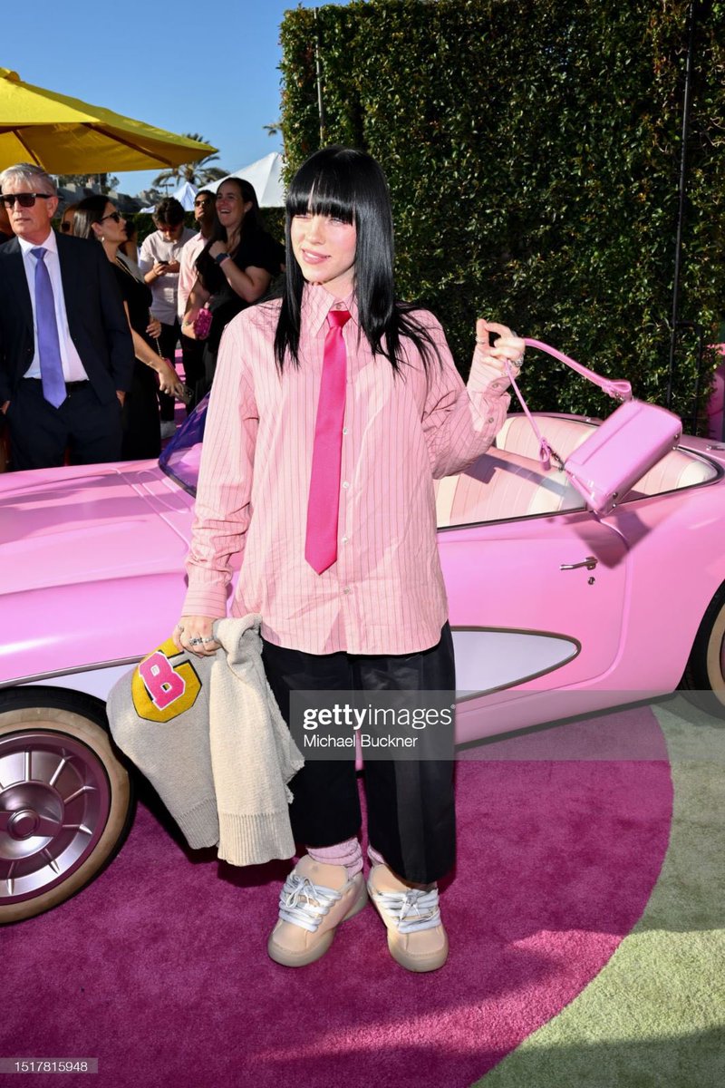 eilishnewstr's tweet photo. Billie, #Barbie prömiyerinde! 💘

#BillieEilish @BillieEilish
#BillieEilishTürkiye https://t.co/LAxHRyYI3R