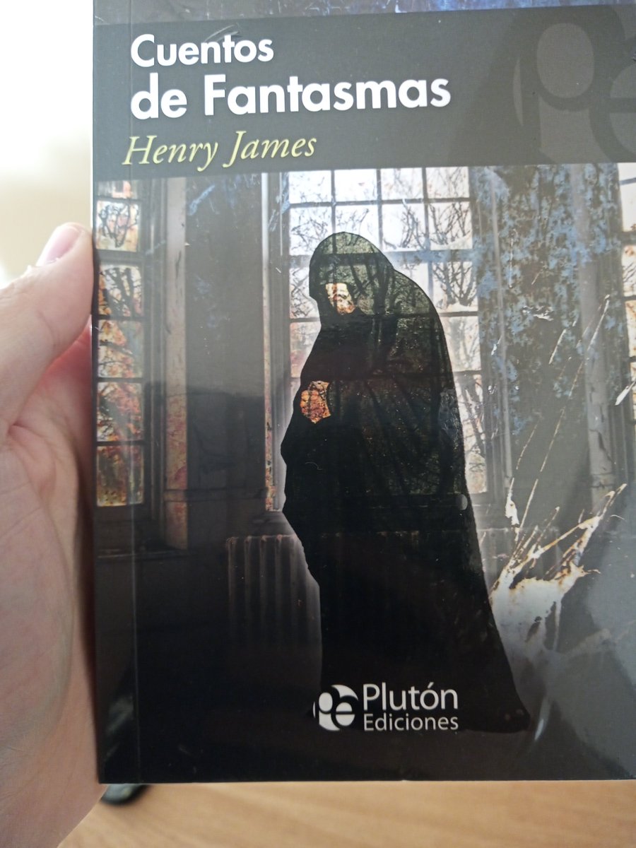 Ayer compré este caprichito en forma de libro en una caseta del paseo marítimo. 4 historias de Henry James compiladas en este pequeño volumen de @PlutonEdiciones .