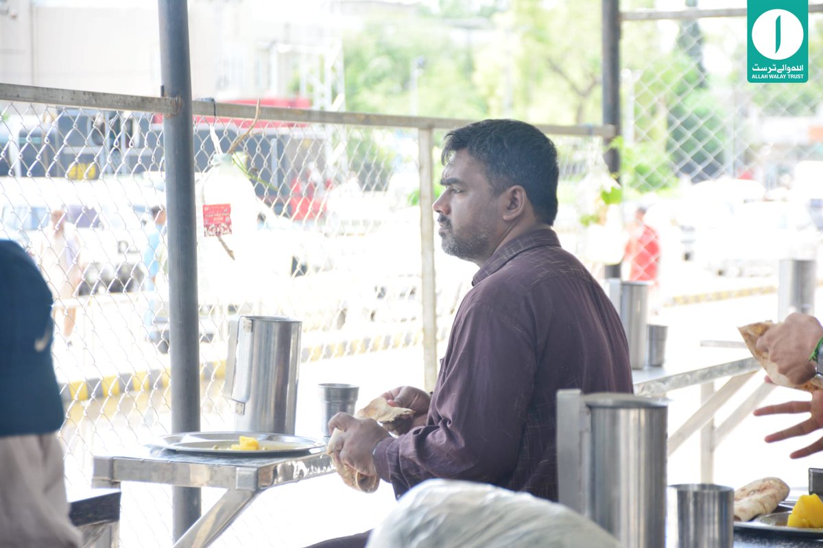 اللہ والے ٹرسٹ کا مشہور راولپنڈی ریلوے اسٹیشن دسترخوان 9 سال سے کام کر رہا ہے جہاں ہم ذات، عقیدہ، رنگ یا پیشے کی تفریق کے بغیر ہر ایک کو روزانہ کھانا فراہم کر رہے ہیں۔
#Allahwalaytrust #spreadinghappiness #foodforeveryone #dastarkhwan #nodifference #endhunger #HungerHasNoReligion