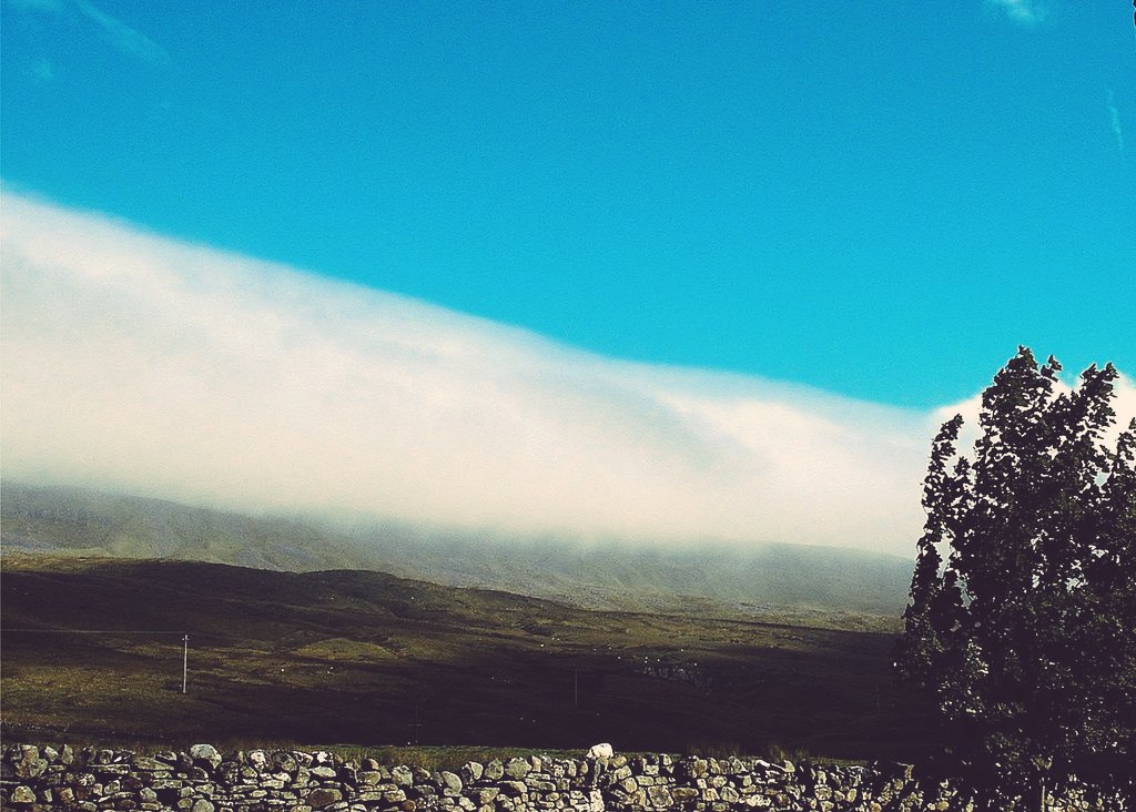 The Helm Wind is the only named wind in Britain

It blows down the SE slope of Cross Fell escarpment, and may take it's name from the cap of cloud which forms above the Fell, known as the Helm Bar

#mythologymonday #cumbria 
📷 Helm Bar over Mallerstang Edge