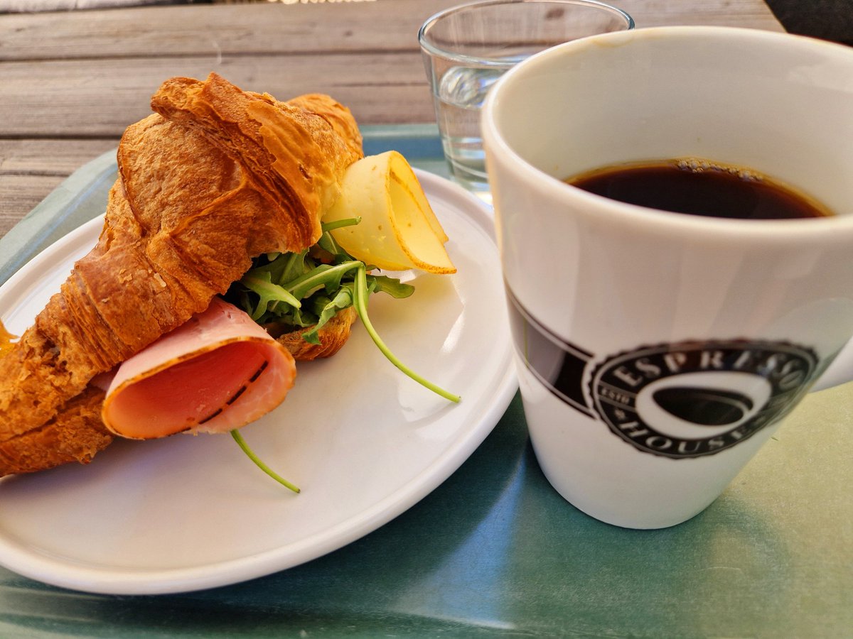 riittaelisa's tweet photo. Vaihtelua kesän aamuihin...🥰 Aamukahvi aurinkoisella terassilla! 🧡☕️🌞 #kesä #hetki https://t.co/nVboW1B7K1