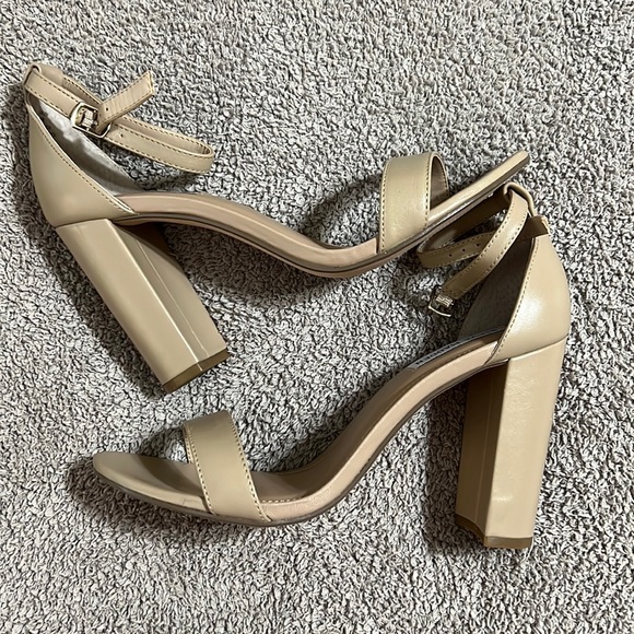 itsniabby's tweet photo. So good I had to share! Check out all the items I'm loving on @Poshmarkapp #poshmark #fashion #style #shopmycloset #leau #stevemadden #lulus: https://t.co/2H5ffCdkdr https://t.co/d5DdclMbmV