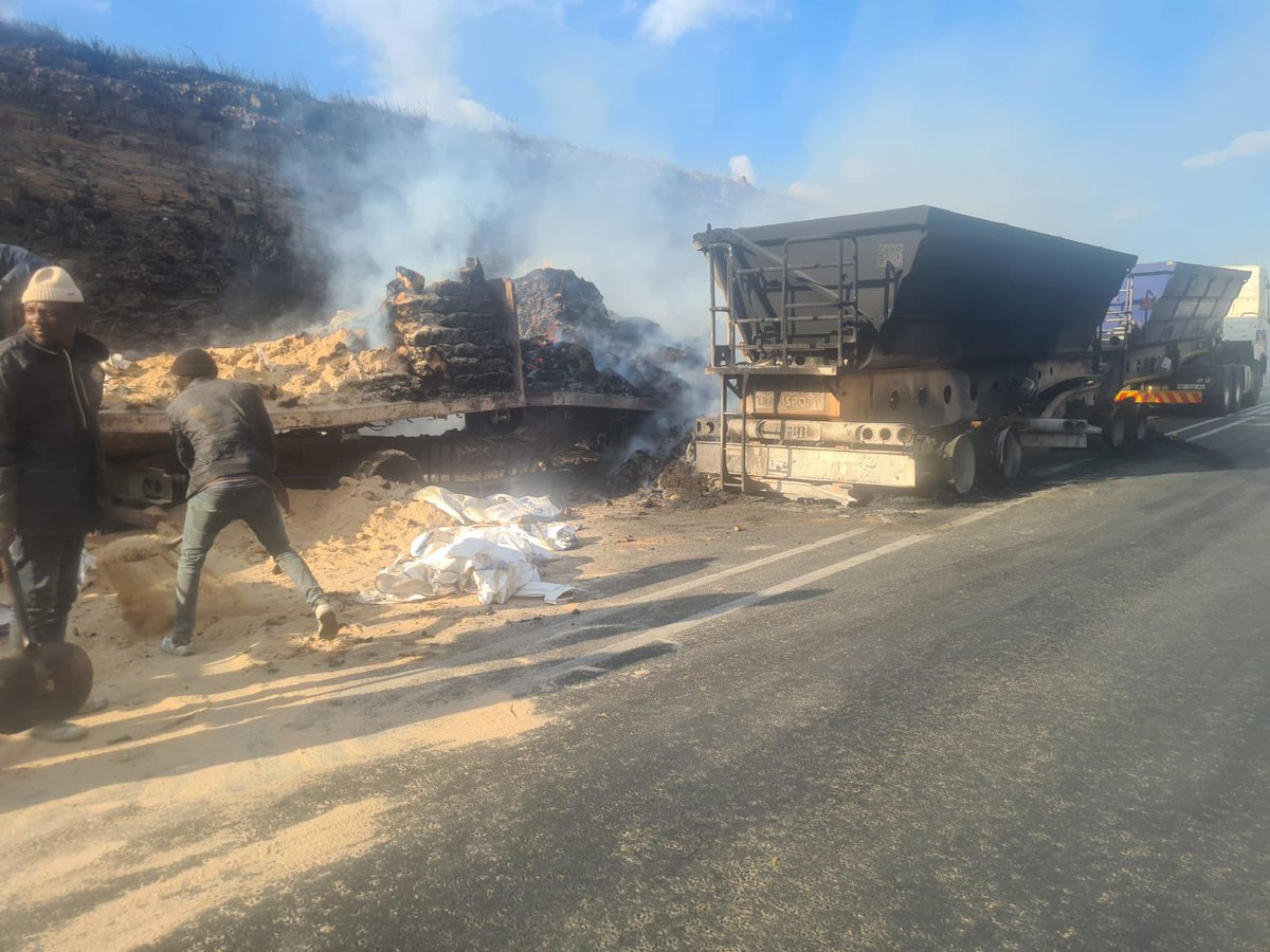 The trucks that were set alight last night in Mpumalanga. 

Police say two vehicles stopped the trucks. The truck drivers were told to get out and take their IDs.

📸 = SAPS