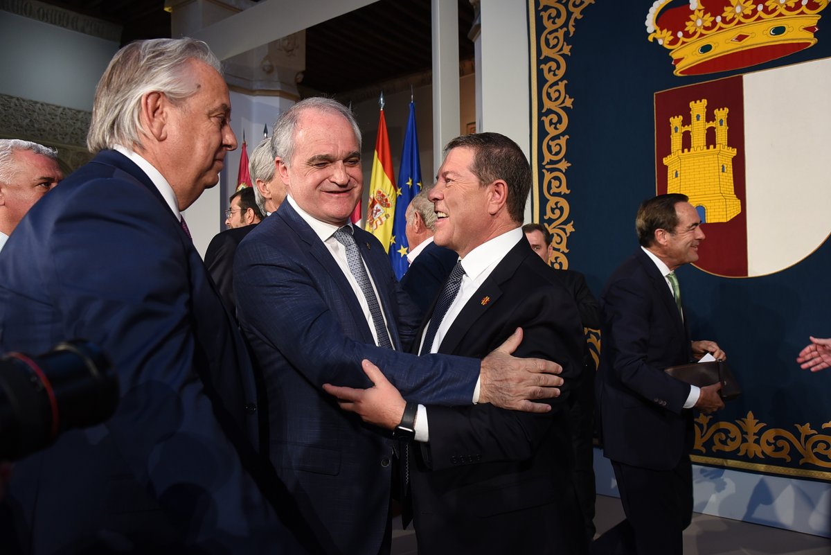 El presidente de Bidafarma, Antonio Mingorance, junto al vicesecretario, Luis Menchén, asistieron al acto de Toma de posesión del presidente de Castilla-La Mancha, <a href="/garciapage/">Emiliano García-Page</a> 

#AhoraBidaFarma

<a href="/gobjccm/">Gobierno de Castilla-La Mancha</a> <a href="/SanidadCLM/">Sanidad CLM</a> <a href="/cofcam_clm/">COFCAM. Farmacéuticos de Castilla-La Mancha</a>