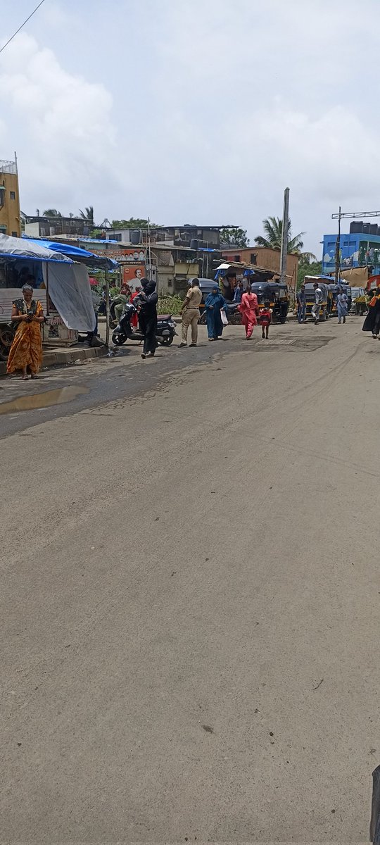 asu_ansari's tweet photo. The police constable making challan at residential area ambojwadi where even we cannot drive more than 10 km .Also the condition of road worst too. Even police constable not wearing helmet please take action on it.#malvanipolice https://t.co/Ysy8oEJBSa
