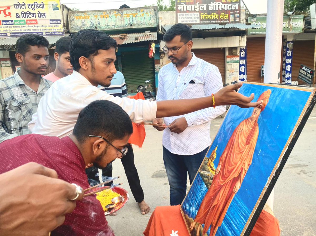 abvpgariaband's tweet photo. अखिल भारतीय विद्यार्थी परिषद के 75 वाँ स्थापना दिवस व राष्ट्रीय विद्यार्थी दिवस के अवसर पर जिला गरियाबंद के शहीद वीर सुरेन्द्र साय महाविद्यालय में डॉ अंबेडकर जी प्रतिमा में माल्या अर्पण किया गया व आज़ाद चौक में स्वामी विवेकानंद जी के छाया चित्र पर माल्या अर्पण कर पूजन किया गया। https://t.co/k5VxKyNgOe