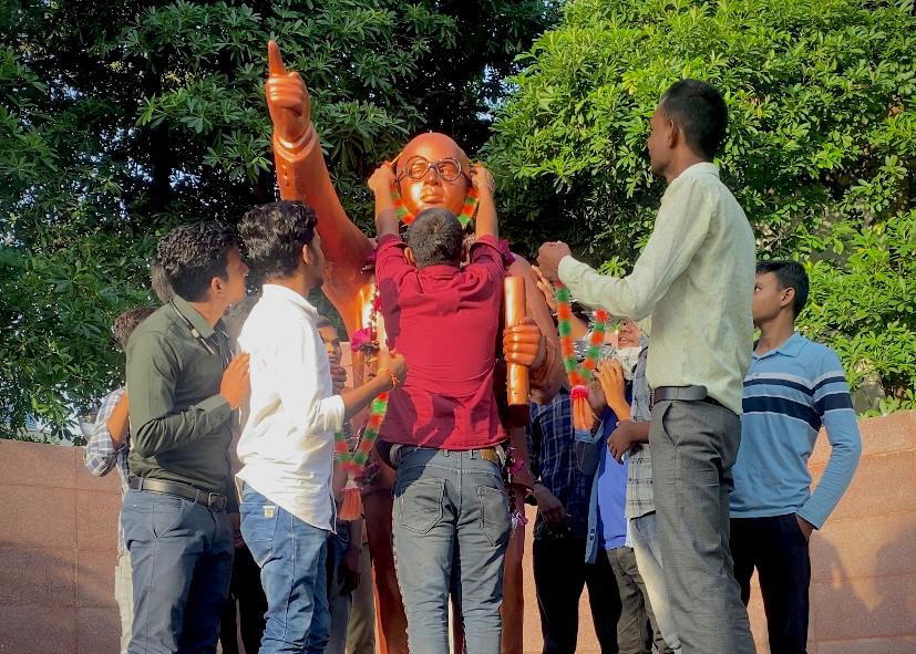 abvpgariaband's tweet photo. अखिल भारतीय विद्यार्थी परिषद के 75 वाँ स्थापना दिवस व राष्ट्रीय विद्यार्थी दिवस के अवसर पर जिला गरियाबंद के शहीद वीर सुरेन्द्र साय महाविद्यालय में डॉ अंबेडकर जी प्रतिमा में माल्या अर्पण किया गया व आज़ाद चौक में स्वामी विवेकानंद जी के छाया चित्र पर माल्या अर्पण कर पूजन किया गया। https://t.co/k5VxKyNgOe