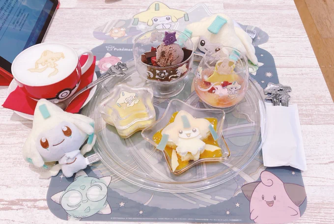 #ポケッフル にカフェに、ジラーチ充してきました可愛すぎた〜!ピカチュウもチャイナで𝑺𝒐 𝒄𝒖𝒕𝒆カフェのランチョンマットはテツノブジン引いてしまって何か感じましたね 
