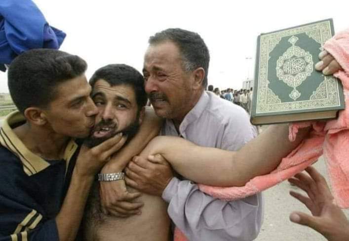 آذِآ کْنِتٌ مًنِ عٌشُآقُ  آلَقُرآنِ  فُضغُ لَهّ قُلَبً ❤ وٌقُلَ آلَلَهّ  آکْبًر ☝️