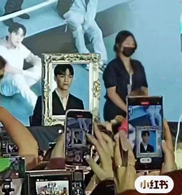dadeuthannie's tweet photo. because vernon is a real live painting??? correct. https://t.co/FcwRN1RzyP