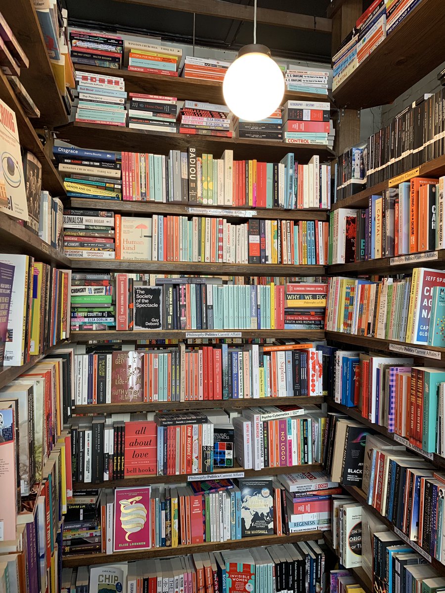 chloeprw's tweet photo. แพ้ทางร้านหนังสืออิสระเล็กๆแบบนี้มาก แคบๆหน่อย หนังสือแน่นๆ มีกองๆตามพื้น บรรยากาศcozy คนขายใจดี เปิดถึงดึกๆ อยู่ได้ทั้งวัน อันนี้ร้าน the paperback bookshop ในเมลเบิร์น https://t.co/vtHDIng6Kd