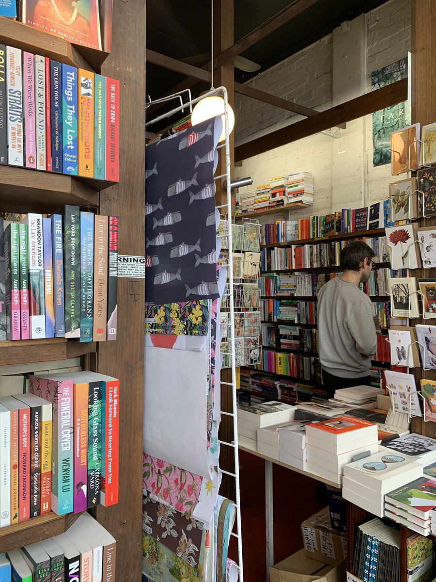chloeprw's tweet photo. แพ้ทางร้านหนังสืออิสระเล็กๆแบบนี้มาก แคบๆหน่อย หนังสือแน่นๆ มีกองๆตามพื้น บรรยากาศcozy คนขายใจดี เปิดถึงดึกๆ อยู่ได้ทั้งวัน อันนี้ร้าน the paperback bookshop ในเมลเบิร์น https://t.co/vtHDIng6Kd