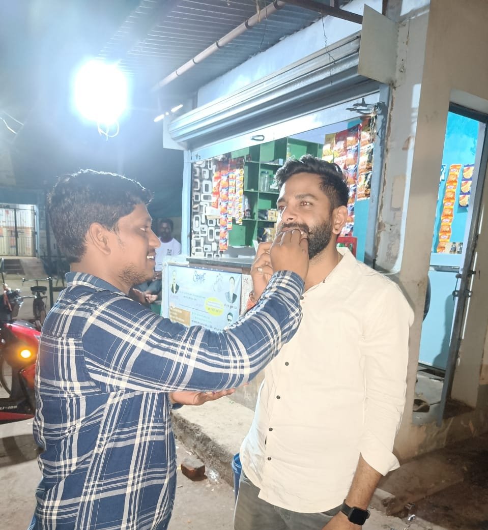 abvpgariaband's tweet photo. विश्व के सबसे बड़े विद्यार्थी संगठन अखिल भारतीय विद्यार्थी परिषद के स्थापना दिवस के अवसर पर फिंगेश्वर इकाई के कार्यकर्ताओं द्वारा भारत माता की आरती एवं मिठाई खिलाकर शुभकामनाएं प्रेषित किया गया।
@abvpcg https://t.co/t8mgtMB1il