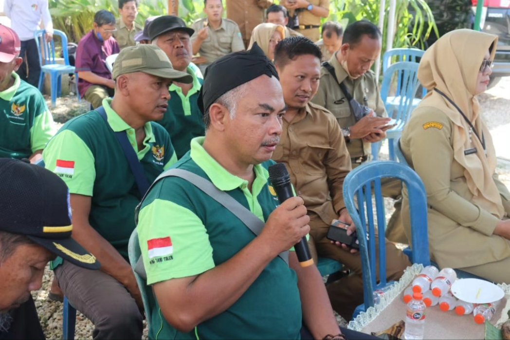 AriefRohman_838's tweet photo. Hari ini mendampingi teman teman petani Desa Gadu, Kecamatan Sambong, belajar menanam dan memanen melon premium di ASHA Farm arah Dukuh Sawur Sambongrejo. Pertanian buah modern, kualitas premium dengan pupuk organik. Setahun bisa panen 4 kali. https://t.co/YyjOcrvxKb