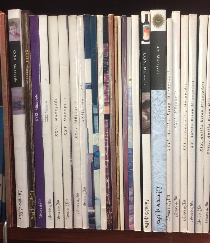 Librairie de Péra, gerek özenli katalogları gerek Galata'ya getirdiği tertemiz hava ile kitapseverlerin kalbinde yerini koruyacak. Ne yazık ki kurucularından sevgili arkadaşımız Uğur Güracar aramızdan ayrılmış, çok üzgünüz.