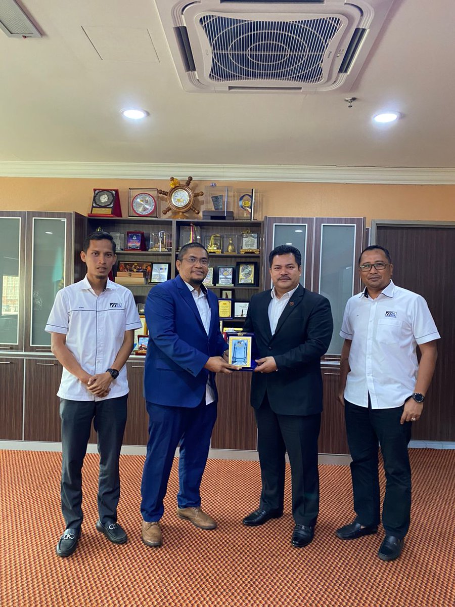 10 Julai 2023 l Kunjungan Hormat Pengarah Permint Granite HCM Sdn. Bhd, Ahmad Farid bin Dato’ Isa @ Ghazali ke atas Pengarah JKR Negeri Terengganu <a href="/HasliJKR/">Hasli Ibrahim (Ir. Dr.)</a> bertempat di Tingkat 12, Wisma Negeri,  Kuala Terengganu. 
<a href="/IPJKR_Official/">JKR Malaysia Rasmi</a>