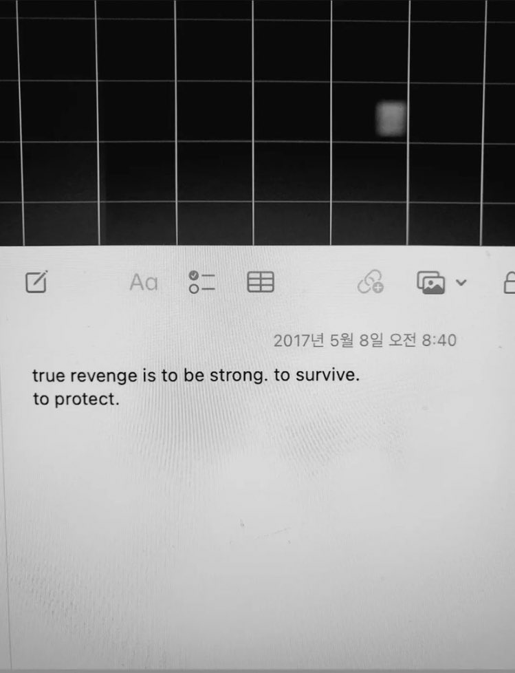 rockstarstae's tweet photo. 8 mei 2017 namjoon nulis di notenya “Balas dendam yang sebenarnya adalah menjadi kuat. untuk bertahan hidup. untuk melindungi.” dia nulis ini sehari sebelum bighit announce kalo bts ada plan hadir di BBMAs pertama mereka sebagai nominasi Top Social Artist.

Di buku ini joon— https://t.co/0hpVgGL0IK