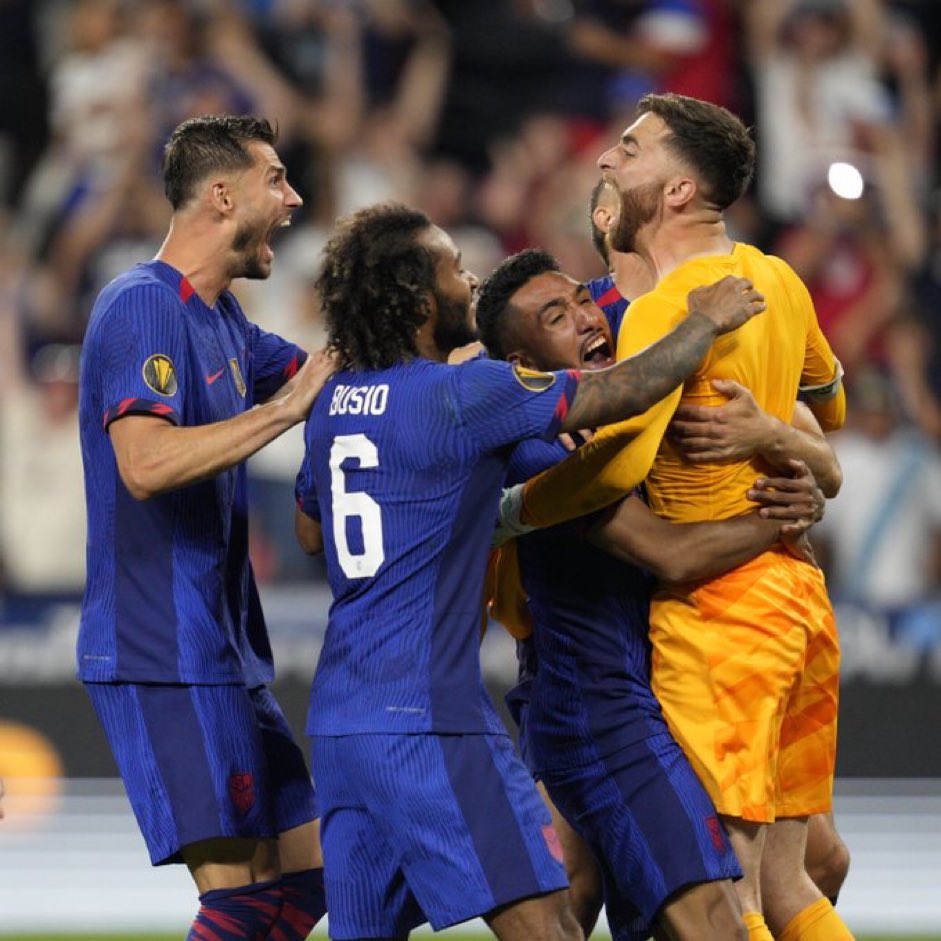 USMNT🇺🇸 2-2 (3-2 penaltis) CANADÁ🇨🇦

¡El <a href="/USMNT/">U.S. Soccer Men's National Team</a>🇺🇸 se mete en las Semifinales de la 'Copa Oro' tras vencer a <a href="/CanadaSoccerEN/">Canada Soccer</a>🇨🇦 en la tanda de penaltis! 

Matt Turner fue una vez más el héroe estadounidense 🦸🏻‍♂️ en la tanda