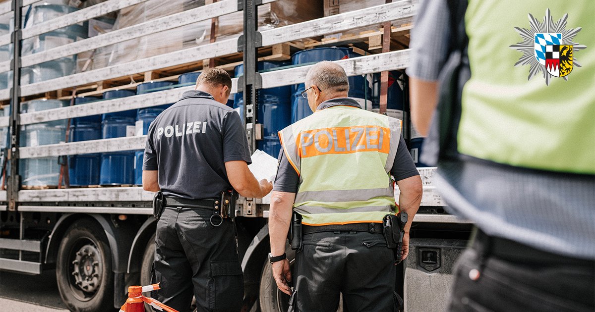 PolizeiMFR's tweet photo. Wie berichtet, führte das Polizeipräsidium #Mittelfranken Aktionstage im Bereich des Schwerverkehrs auf dem Autobahnparkplatz „Ludergraben-West“ #BAB3 durch. Unsere Kollegen stellten hierbei teils erhebliche Mängel an den Fahrzeugen fest.

Pressemeldung:
https://t.co/57KEu8d0Ef https://t.co/gRBMv5hSwS