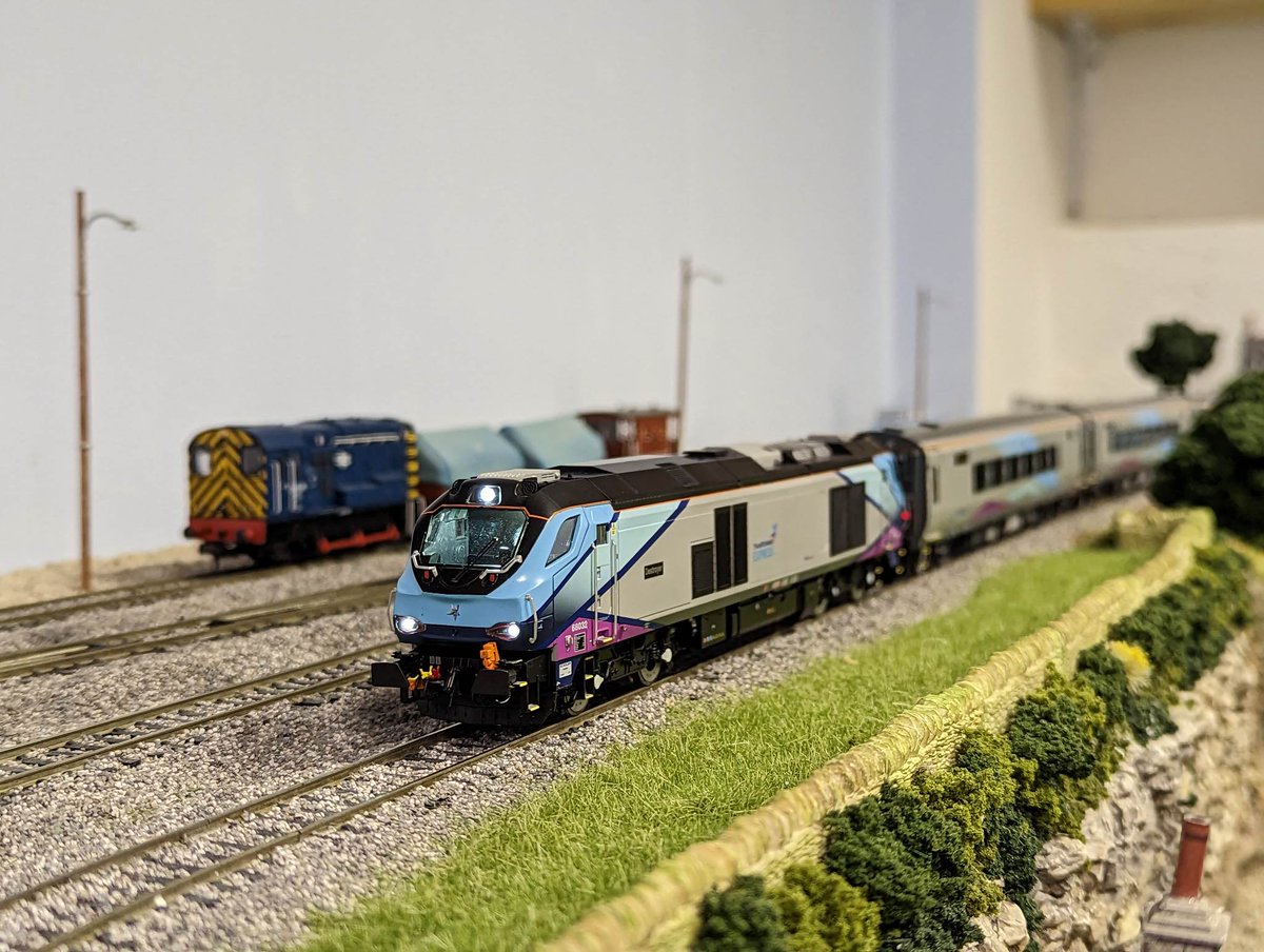 FirstGW_00's tweet photo. As mentioned some items I'm selling....
- Accurascale Mk5 coaches in TPE livery with Scarborough destinations DCC fitted
- Dapol Class 68 in TPE livery DCC fitted
- Accurascale Class 92, 92001 DCC fitted with standard chip but also got a class 92 specific chip. PM if interested! https://t.co/H8znrDzxeY