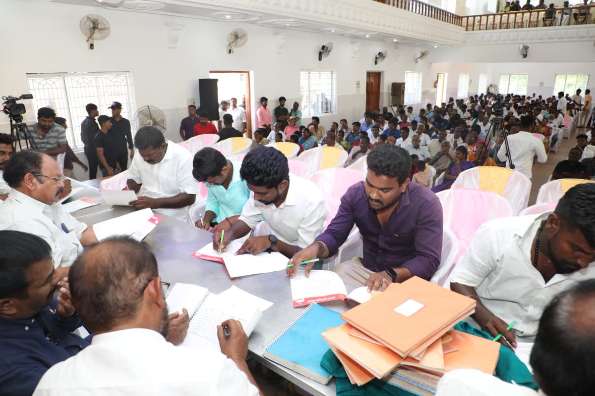 Seeman4TN's tweet photo. நாம் தமிழர் கட்சியின் உள்கட்டமைப்பை மறுசீராய்வு செய்து, வலிமைப்படுத்தி, எதிர்வரும் தேர்தல்களுக்கு அணியப்படுத்துவதற்காக 09-07-2023 அன்று காரைக்குடியில் நடைபெற்ற சிவகங்கை மாவட்டத்திற்குட்பட்ட காரைக்குடி தொகுதிப் பொறுப்பாளர்களுக்கான கலந்தாய்வில் உறவுகளுடன் கலந்துரையாடிய போது, https://t.co/HgosLoPRB1