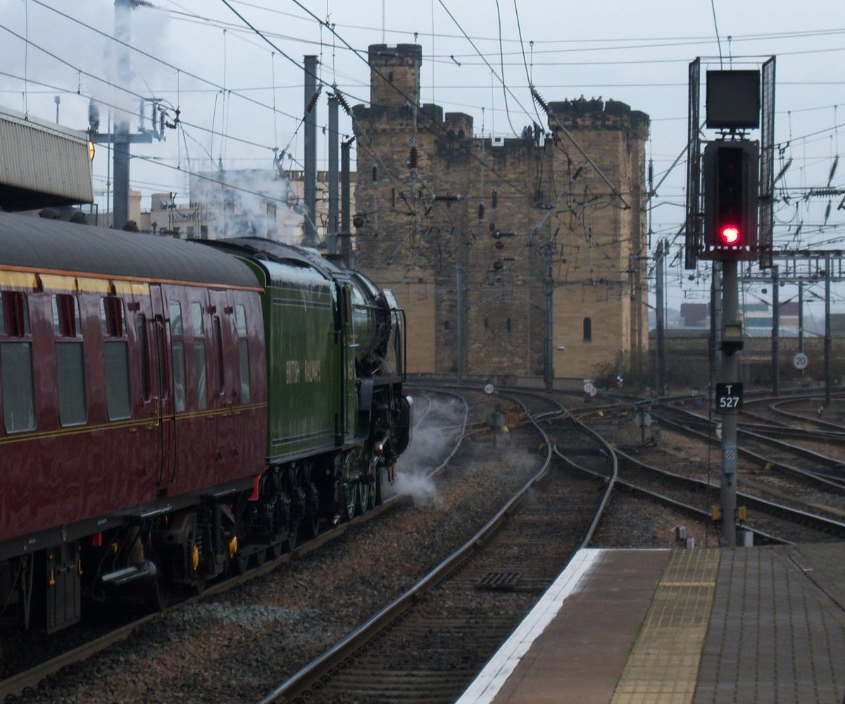 LandsknechtPike's tweet photo. This imposing keep was built between 1172 and 1177 as part of the castle which gave the city of Newcastle upon Tyne its name!

It's incredible that it still stands as a railway viaduct was built next to it in 19th century and most of what was left of the castle was demolished. https://t.co/j3iAXVLZIY