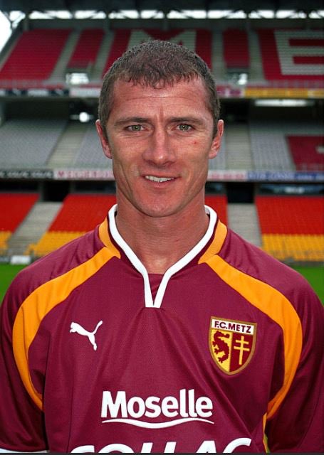 🗓 10 juillet 2023.

🎂 Oui, c'est l'anniversaire de Ludovic Giuly et de Mario Gomez. Mais c'est aussi, et surtout, l'anniversaire de Danny Boffin, qui fête ses 58 ans.

🇧🇪 Un nom qui sent bon la Division 1. Tout le peuple du FC Metz se souvient forcément de la «mobylette»,