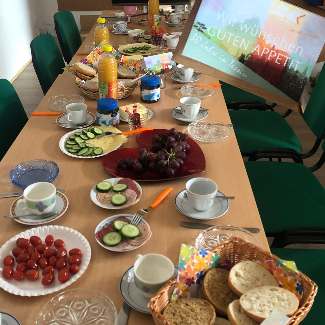 BK_GmbH's tweet photo. Mitarbeiter-Frühstück im Ambulanten Pflegedienst "Landleben" in Pinnow🥯 🥒🍇☕Wir wünschen guten Appetit und sagen 💙Danke🧡 für die tolle Zusammenarbeit. #30jahrebk #bestekunden #teamwork #bksanitätshaus #happybirthday https://t.co/Rl5OLXg9Yv