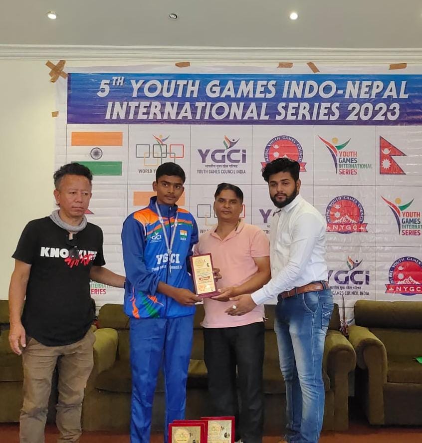 veluguV2's tweet photo. JaiBhim💙...
I happily sharing to you everyone Our BVF Alampur assembly Co-convenor Jayashali won silver medal in 800 meters at 5th Youth Games Indo-Nepal International Series 2023 in Nepal.#JoinBVF
@RSPraveenSwaero #bspalampur https://t.co/U8JleVGa1k