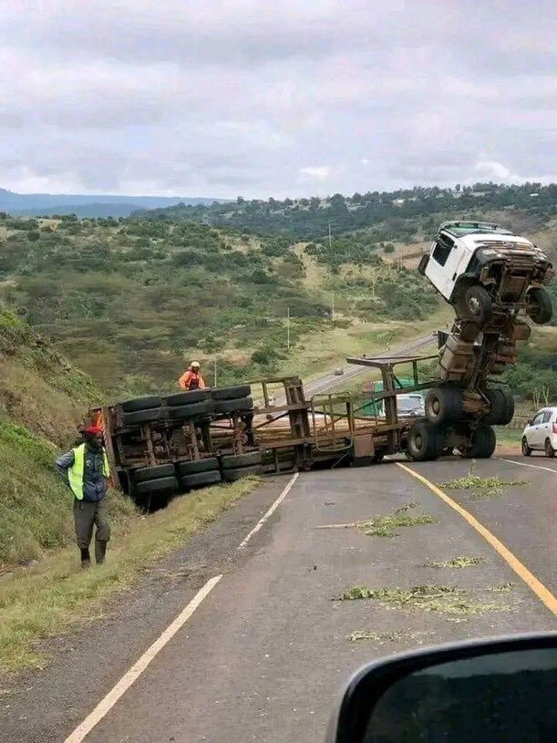 mariana003jpn's tweet photo. Me: hello boss kiasi , kuna kitu Nme kutumia whatup
Boss: mshafika Congo poa, 
Me: bado ebu ingia. Online kidogo
Boss: 😭😭😭 nini imefanyika https://t.co/kGM5YHf6Bo