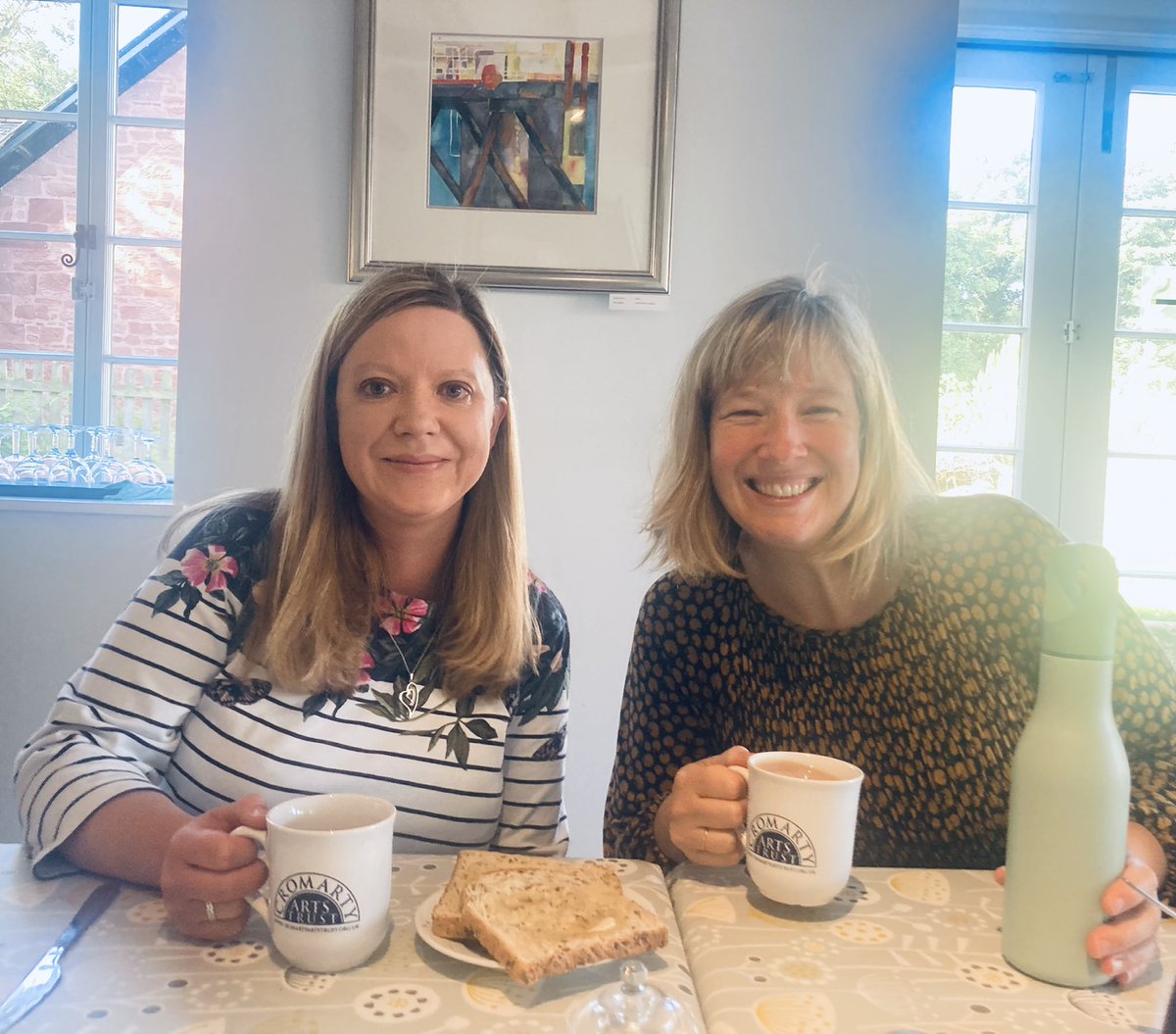 Seall seo 👀 (Look at this!) It’s a small world, and an even smaller one when you live in the Highlands & Islands! Last week’s curator @gturnbull1 posted below👇 Here’s @patsyreid with us in Cromarty this morning having breakfast w/ @FDalgetty! Patsy is teaching the Ceilidh Trail