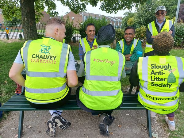 Yesterday Slough came together to clean up Chalvey Rec! One hour, 37 bags of litter and an armchair (!) later, we enjoyed a picnic. 😊 Thanks to all the volunteers who helped! 🙏💚 #SloughAntiLitter #LitterCleanup #BeTheChangeYouWantToSee #KeepBritainTidy