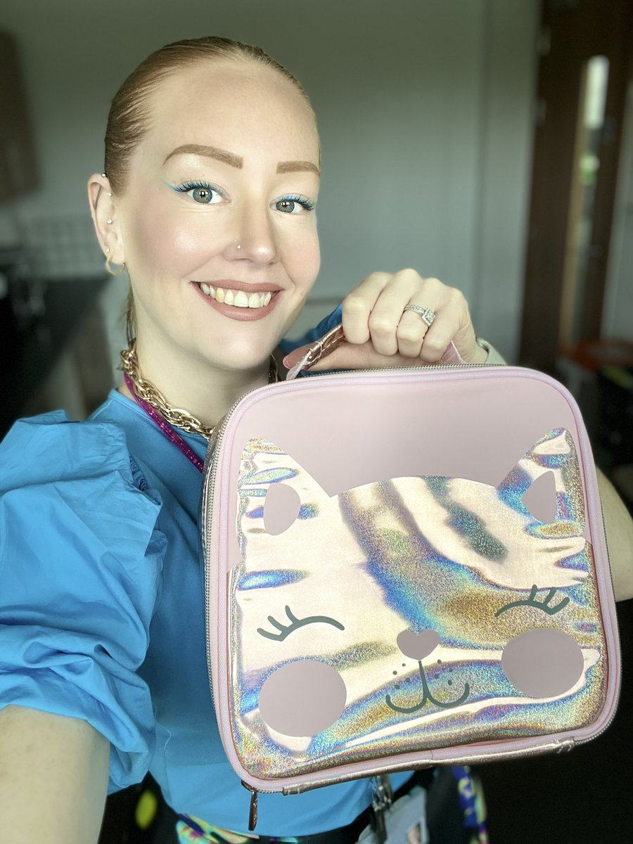 Yes, I am a 37 y/o #postdoc and yes, that is my lunch box 🙃

#womeninstem #fun #allthatglitters