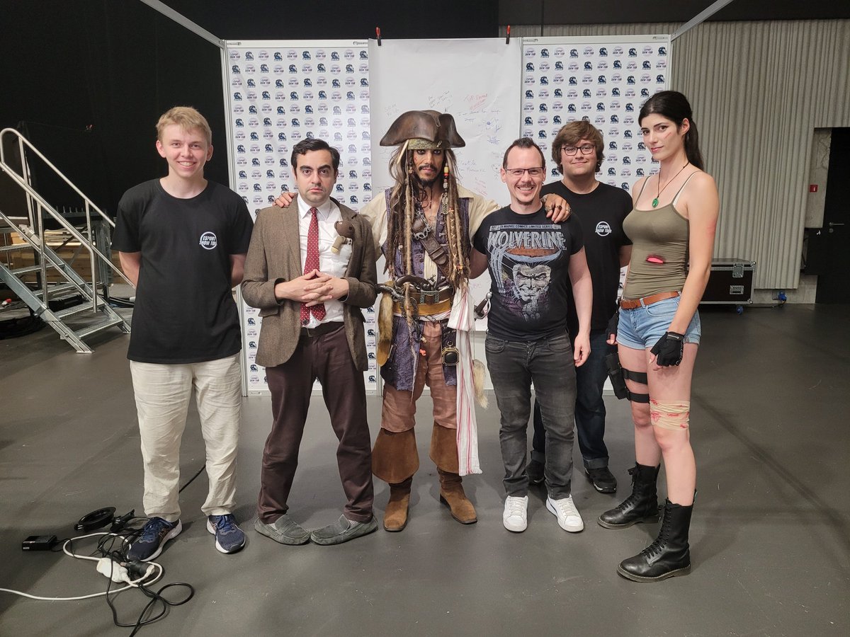 DocBrain9's tweet photo. Séance photos à la fin de l'esport show tour avec le staff @BSTeamOfficiel, Mr Bean, Jack Sparrow et Lara Croft rien que ça ! Une super expérience ce week end à Bar le Duc. A bientôt pour les vidéos des streams. https://t.co/nNmtxTaY0v