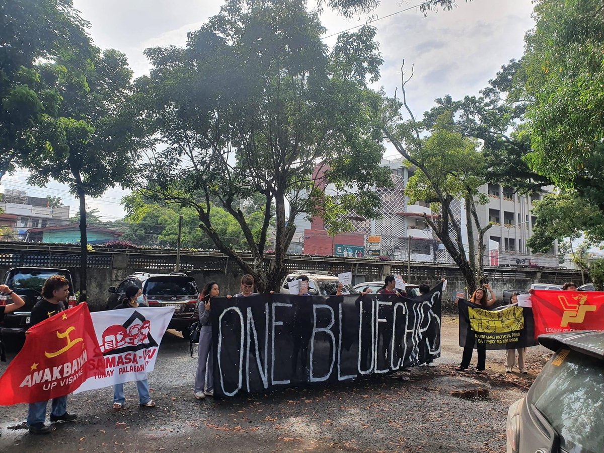 upvsamasa's tweet photo. HAPPENING NOW: SAMASA UPV and member MOs @UPVAnakbayan, @lfs_up, @oikosupv, @karatulaupv, @samakaka_upv together with @UPVCASSC and CM Students hold a picket outside the conference room wherein a dialogue is being held between the @upvusc and UP Visayas administration 1/n https://t.co/Fjl6gzKobc