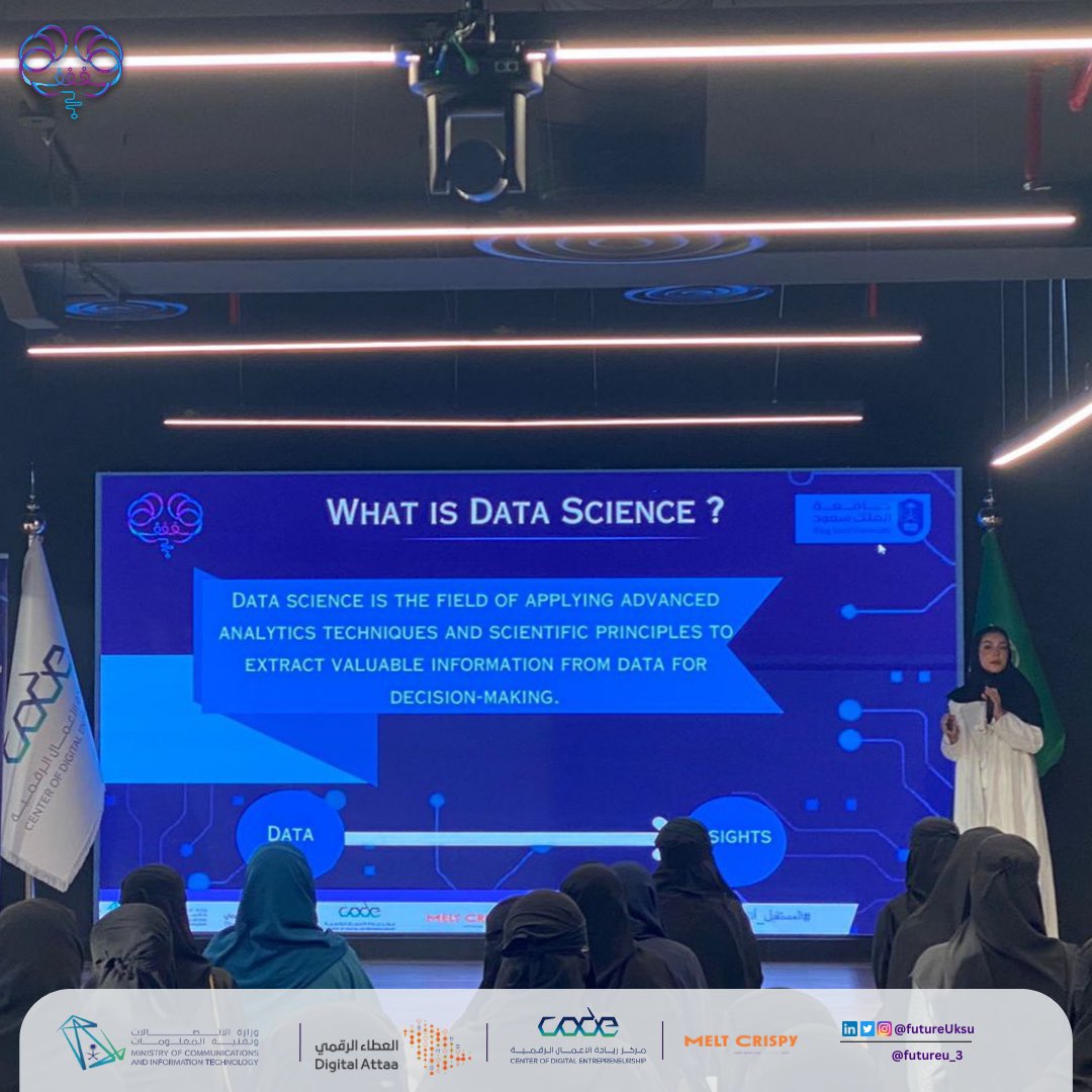 أول لقاءاتنا بدأت مع أ.هناء البييي حيث تحدثت عن علم البيانات وأهميته، وذكرت لنا تطبيقاته واستخداماته  📊👩🏻‍💻