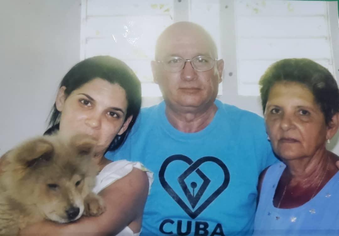 En #Cuba hay más de 1000 presos políticos. Hoy Félix Navarro está cumpliendo 70años en una prisión inmunda porque el 12/julio/21 fue a la estación de policía a preguntar por los desaparecidos de las protestas iniciadas el #11J. Su hija Saylí estaba con él y fue encarcelada…