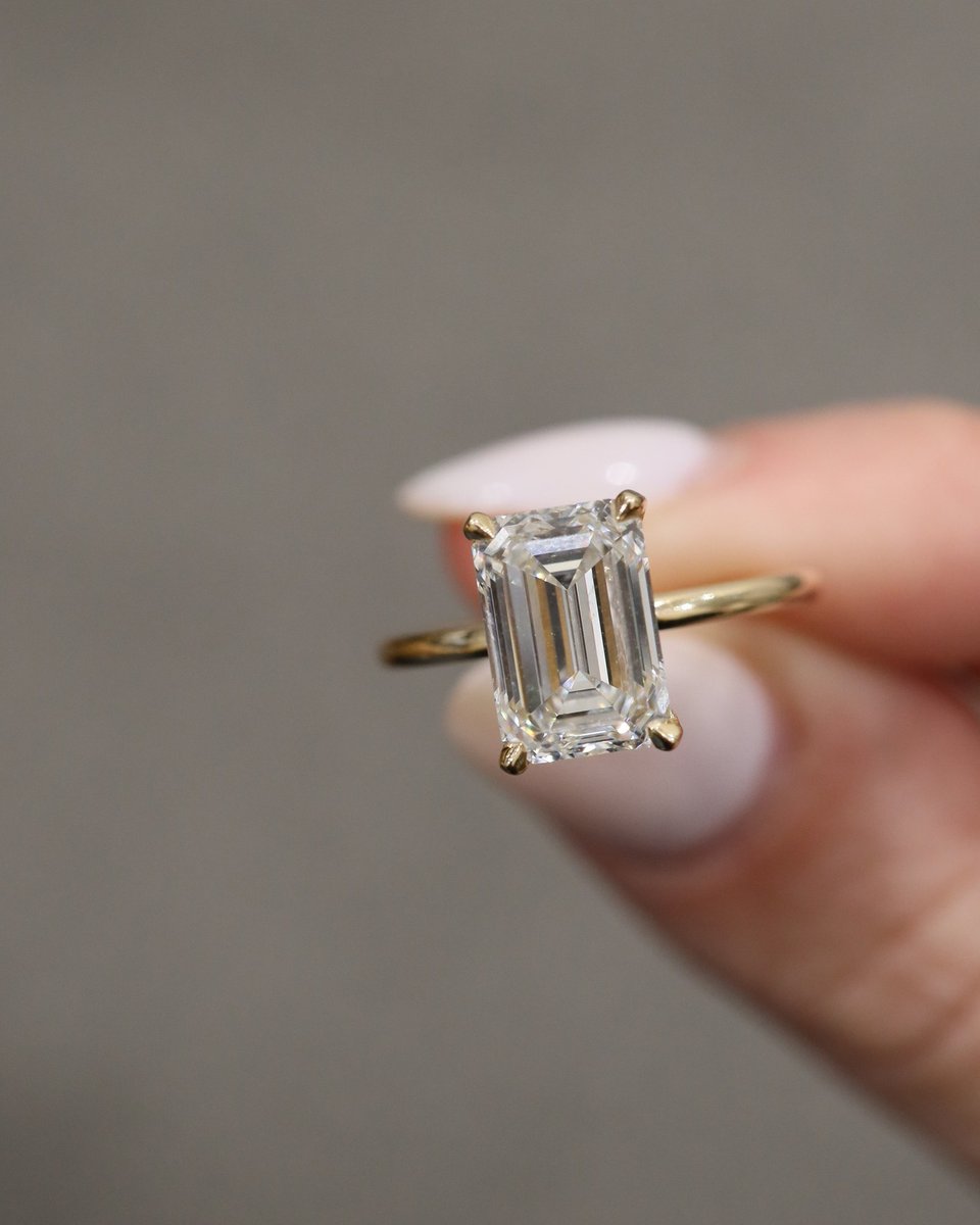 When the light hits this ring ✨ you'll feel like a princess 👑

Stunning Emerald Cut Diamond with Hidden Halo engagement ring cast from yellow gold💍💫

❤️if you LOVE
RT to drop a hint! 😉

#solitairering #solitairediamond #emeraldcut #emeraldcutring #emeraldcutdiamond…