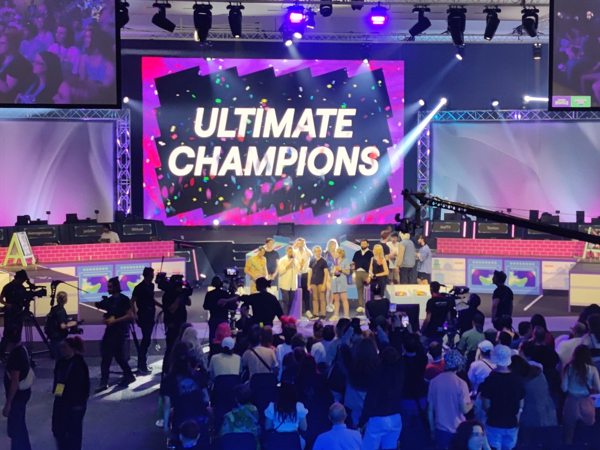 J'espère que vous avez kiffé votre TwitchCon comme on a aimé l'organiser. Des souvenirs mémorables et à la fin c'est toujours <a href="/TontonTwitch/">Tonton</a> et <a href="/Jeel_TV/">Jeel - アレクサンドラ 🇯🇵</a> qui gagnent! ( Bien aidé par la chemise de <a href="/Skyyart/">Skyyart</a> et le sang froid de <a href="/TheGuill84/">Guill</a> )